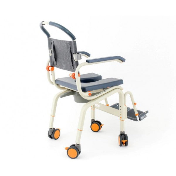 紐西蘭ShowerBuddy SB6C 基礎型沐浴椅適用於大部分座廁使用。具備活動扶手及腳踏，毋須工具便能安裝。採用耐腐蝕鋁框架( 6061 T6 級)、不銹鋼零件( 304 級)、輕巧設計，堅固耐用。