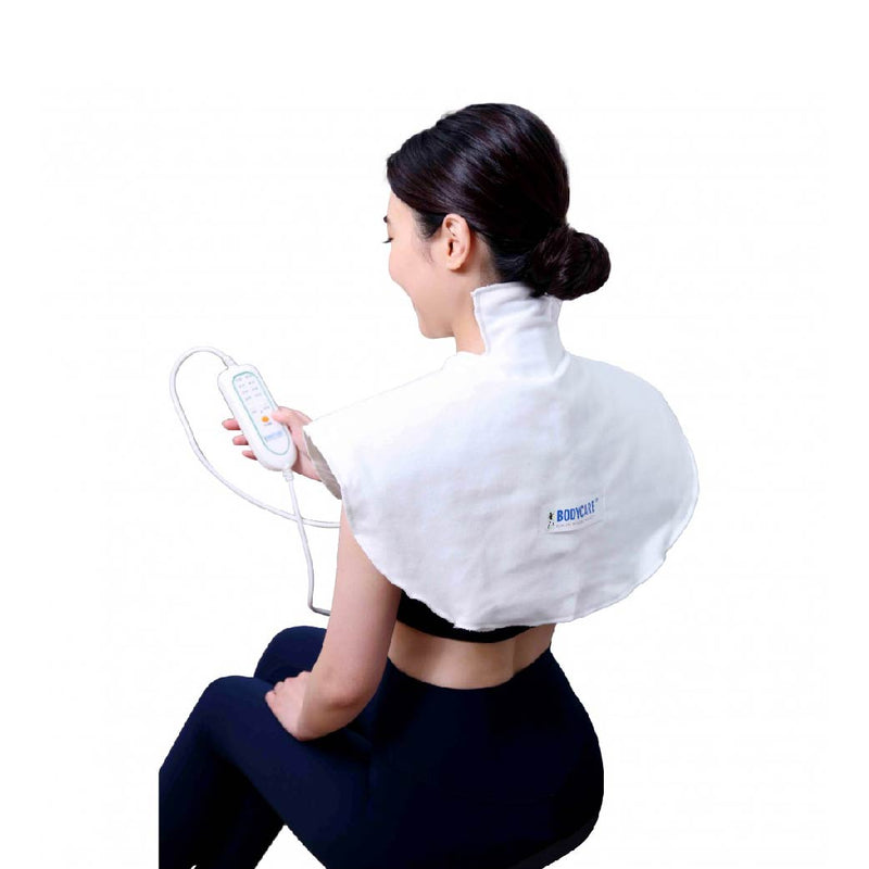 Bodycare 濕熱電墊可用以放鬆繃緊肌肉,消除疲勞及舒緩痛症。濕熱有效改善身體血液循環,不會導致幹瘙癢性過敏,遠紅外線及濕熱能快速擴展血管,增加血液流量。熱墊純棉外套會先囤積空氣中水份,當加電墊熱時會蒸發棉套的水份,造成濕熱,水份傳熱的功能較空氣為好,因此濕熱的熱力更能滲透體內。產品特點:U型肩頸設計特有加長頸椎位置,以覆蓋頸椎全部位置。4段預設時間: 15 、30 、45 、60分鐘。4段預設溫度: 45°C 、55°C 、65°C 、75°C。台灣製造。