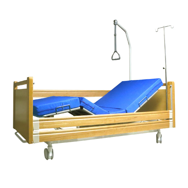 銀適電動三功能全護欄護理床套裝方便使用者可用遙控器自行調校床架升降，方便病人隨時坐起身活動，起背及抬腿功能，有助舒緩長期臥床的不適，減輕護理者的體力負擔，輕鬆照顧使用者，採用橡膠木製全護欄，附5吋腳輪（中央控制鎖制於床尾位置），附有4吋海棉床墊（符合BS7177-1996中危阻燃標準），配藍色牛津外套，附插入式鹽水架一支，附插入式扶手起身架一支，可配合床邊餐桌使用，床底可放置餐桌桌腳，使用丹麥LINAK摩打，升降方式： 設有遙控並全電動升降。