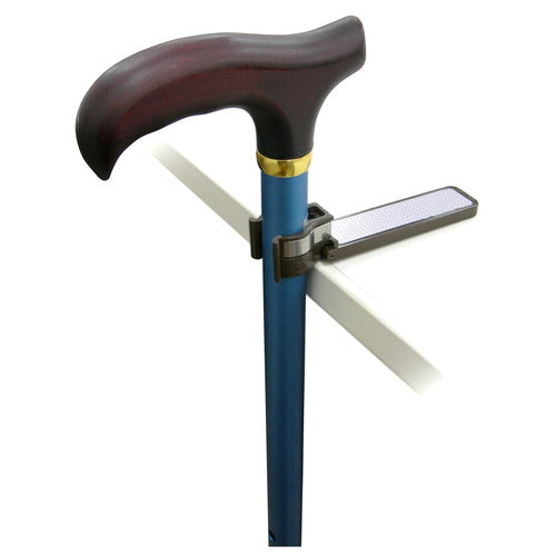 日本TacaoF 拐杖固定器，使用者可把拐杖固定器安裝在手杖上，然後將其放在桌面上，可防止拐杖站立時翻倒。