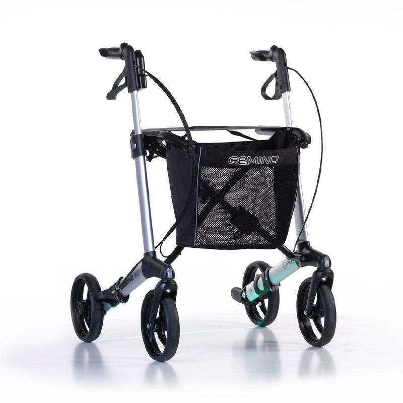 專為患有帕金遜症人士設計助行車,配有減速制動器,可提供額外的阻力以協助用家以穩定的步伐及速度行走,亦可根據不用人士的需求而調整阻力,使用反向制動系統,用家需要同時握住上下方的扶手方可移動步行車,鬆開後車子即會煞停,無法移動,當用家出現凍凝步態時安全性更高,手柄上設有激光雷射線按鈕,當用家出現凍凝步態時,用家可按下手柄上的按鈕,地下會出現激光線,有助用家專注於跨越地面上出現的線並重新步行,符合人體工學設計,扶手高度可調節,助您輕鬆調節到合適的高度,設有舒適寬大的座椅連背帶供用家坐下休息。迴轉半徑只有84厘米,靈活性高,煞車手柄設計符合人體工學,操作省力助用家輕鬆煞車,Gemino獨有「一鍵摺合功能」,只需將煞車制推低並將座椅向上抽起即可對摺,並且自動固定於對摺的狀態,適合存放於細小空間及車箱中,前方設有網袋,提供充足儲物空間。