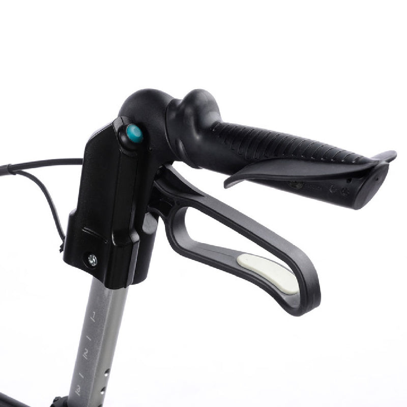 專為患有帕金遜症人士設計助行車,配有減速制動器,可提供額外的阻力以協助用家以穩定的步伐及速度行走,亦可根據不用人士的需求而調整阻力,使用反向制動系統,用家需要同時握住上下方的扶手方可移動步行車,鬆開後車子即會煞停,無法移動,當用家出現凍凝步態時安全性更高,手柄上設有激光雷射線按鈕,當用家出現凍凝步態時,用家可按下手柄上的按鈕,地下會出現激光線,有助用家專注於跨越地面上出現的線並重新步行,符合人體工學設計,扶手高度可調節,助您輕鬆調節到合適的高度,設有舒適寬大的座椅連背帶供用家坐下休息。迴轉半徑只有84厘米,靈活性高,煞車手柄設計符合人體工學,操作省力助用家輕鬆煞車,Gemino獨有「一鍵摺合功能」,只需將煞車制推低並將座椅向上抽起即可對摺,並且自動固定於對摺的狀態,適合存放於細小空間及車箱中,前方設有網袋,提供充足儲物空間。