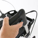 專為患有帕金遜症人士設計助行車,配有減速制動器,可提供額外的阻力以協助用家以穩定的步伐及速度行走,亦可根據不用人士的需求而調整阻力,使用反向制動系統,用家需要同時握住上下方的扶手方可移動步行車,鬆開後車子即會煞停,無法移動,當用家出現凍凝步態時安全性更高,手柄上設有激光雷射線按鈕,當用家出現凍凝步態時,用家可按下手柄上的按鈕,地下會出現激光線,有助用家專注於跨越地面上出現的線並重新步行,符合人體工學設計,扶手高度可調節,助您輕鬆調節到合適的高度,設有舒適寬大的座椅連背帶供用家坐下休息。迴轉半徑只有84厘米,靈活性高,煞車手柄設計符合人體工學,操作省力助用家輕鬆煞車,Gemino獨有「一鍵摺合功能」,只需將煞車制推低並將座椅向上抽起即可對摺,並且自動固定於對摺的狀態,適合存放於細小空間及車箱中,前方設有網袋,提供充足儲物空間。