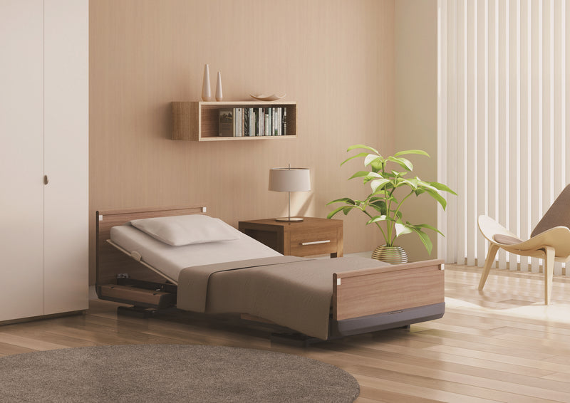 日本Paramount Bed 樂匠Z電動護理床提供傢俱般的美觀,舒適又安全的起臥床環境。特設獨一無二的一鍵式座椅位(舒適連動功能),用戶安全的高度,最低可降到21厘米,減輕墜床時的衝擊。易於起床,因腳部高度較低,無須抬腳便很容易把腳放至地上。具有革命性背部抬高機能 Relax Motion,可以配合使用者的背膝動作調節床身傾斜角度,用家的視野變得更開闊。