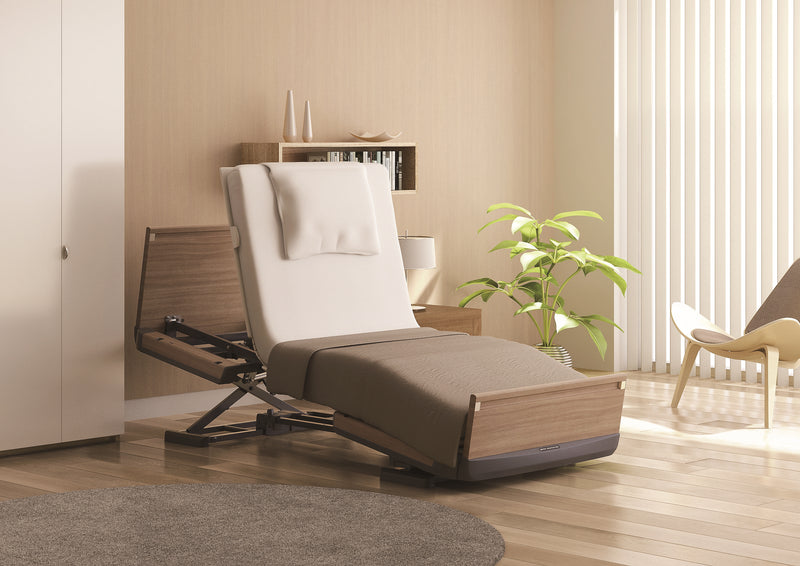 日本Paramount Bed 樂匠Z電動護理床提供傢俱般的美觀,舒適又安全的起臥床環境。特設獨一無二的一鍵式座椅位(舒適連動功能),用戶安全的高度,最低可降到21厘米,減輕墜床時的衝擊。易於起床,因腳部高度較低,無須抬腳便很容易把腳放至地上。具有革命性背部抬高機能 Relax Motion,可以配合使用者的背膝動作調節床身傾斜角度,用家的視野變得更開闊。