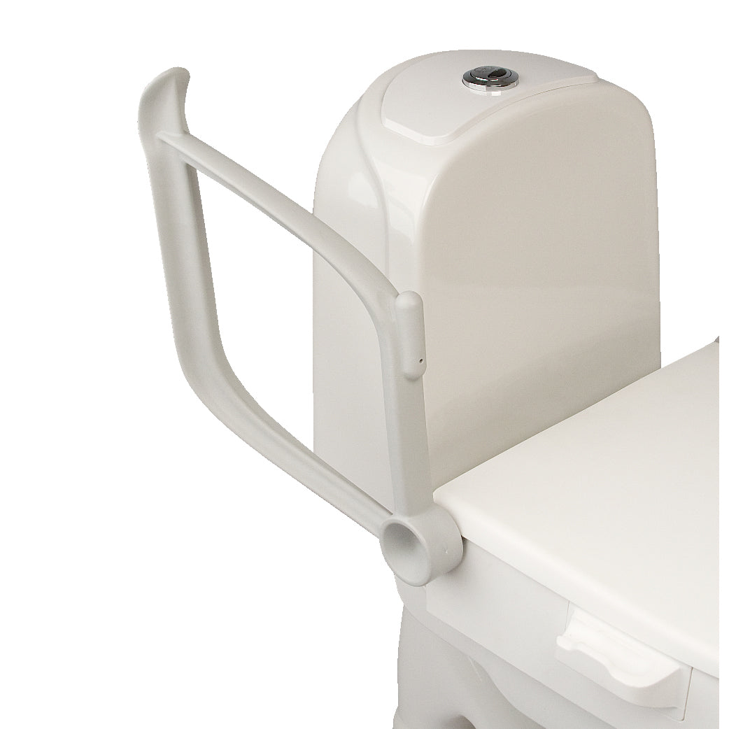 瑞典etac Cloo可調高度座廁加高器 (連扶手)座廁加高器可調三個不同高度,靈活性高,適合髖關節和膝關節活動性較弱的人士,扶手可向上推起,或向下收起,如浴室空間有限,可只使用單邊扶手。設計低調不礙眼,與浴室設計融為一體,只需添加或移除墊片,即可輕鬆調節高度,廁板可調校為向前傾斜,令用家更易站立,無需使用任何工具,即可輕易拆卸座廁加高器,表面光滑,方便清潔。