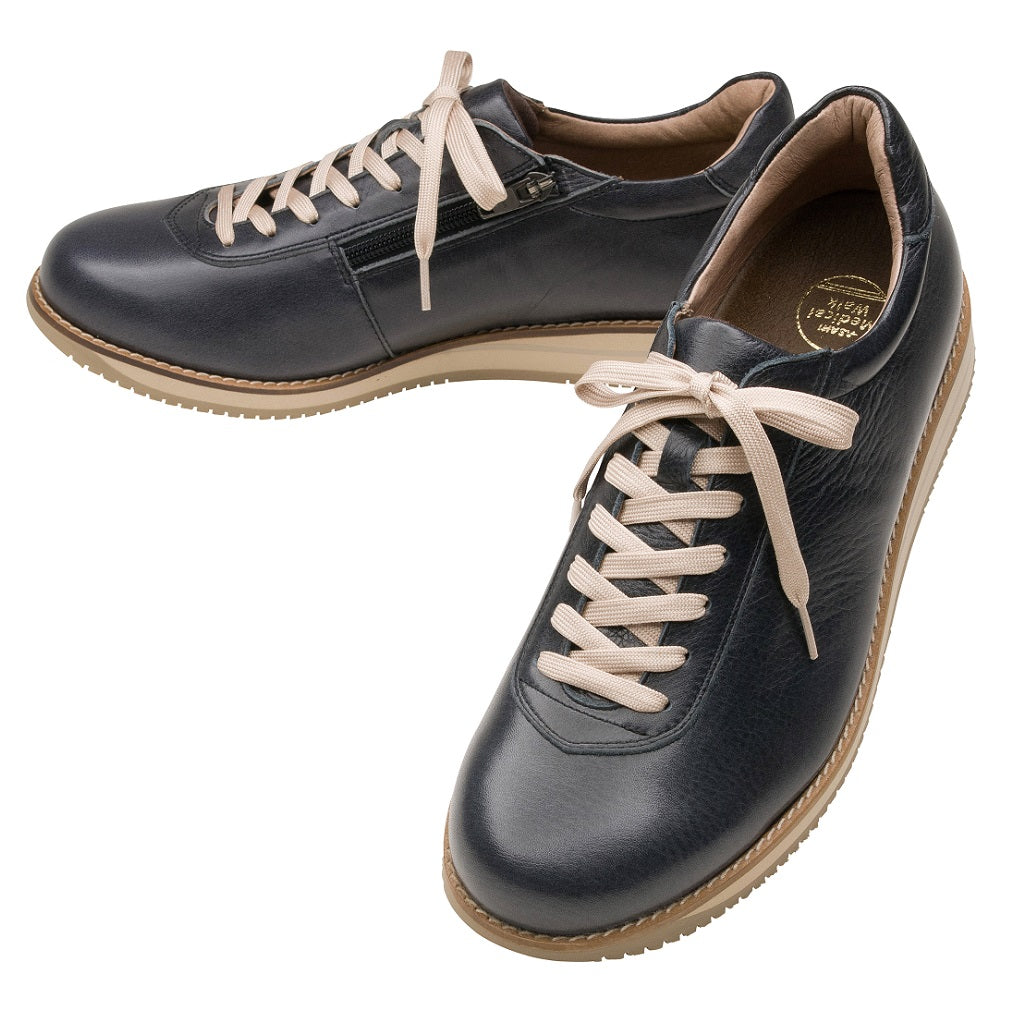 日本asahi-medical-walk-男裝健康醫療鞋 日本Asahi Medical Walk男裝健康醫療鞋鞋底搭配保護膝關節的「SHM®功能」專利部件,用家走路更輕鬆之餘,更可令走路姿勢正確。Asahi Medical Shoes有效分散及舒緩膝蓋壓力及衝擊,提供有效而健康的保護膝蓋方案,穿上鞋子步行時,能活用大腿內側的肌肉,更可控制膝蓋關節的步行動向,帶來安穩舒適的行走體驗。Asahi 醫療鞋與九州大學共同開發,運用精良的製鞋工藝,打造優質的產品。底部專利結構於行走時變形,有助使腳趾稍微向外旋轉,形成正確行走姿勢。香港專利編號:HK1113065