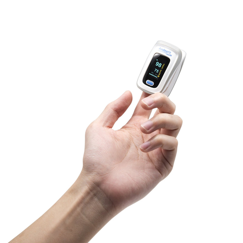 可進行測量血氣飽和度測試(血氧)、脈搏(心率)測試(BPM)及灌注指數測試(PI),數據即時顯示於APP上,可紀錄測量結果,量度時間及日期,含數據統計及圖表分析,適合家庭使用。通過藍牙傳輸,實現數據同步顯示和雲端儲存,方便簡易操作,以提升自我管理健康能力。