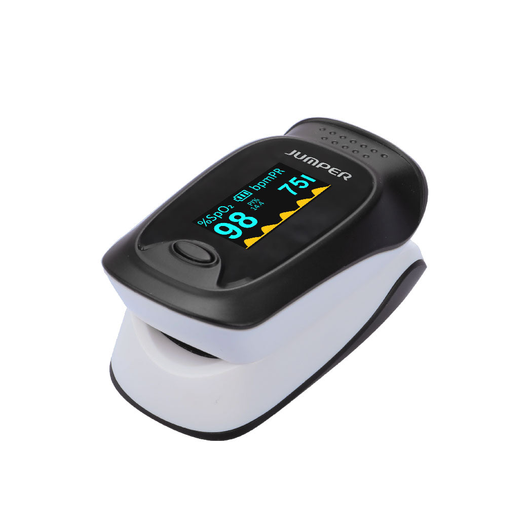 Jumper 手指血氧儀 (JPD-500D)測量血氧飽和度及脈搏,採用光電血氧檢測技術,配合脈搏掃描及記錄技術,可應用於測量運動前及運動後的吸氧量。螢幕可調亮度,設有低電量警告指示,無手指感應10秒後即自動關機,適合各種人群,專為運動愛好者、飛行員、登山者及有需要人士而設。一秒開機,可產生脈搏變化波形及有血氧飽和度標示方便參考,設有血流灌注指數,反映脈動血流的情況,機身輕巧,重量僅42.5克(包括電池 ),攜帶方便,FDA 及 CE 證書。