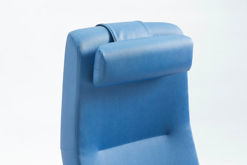 比利時Moments INO CURA NS 高背椅符合人體工學,提供多種坐姿及臥姿,背墊及腿墊可自由調校角度,長時間保持舒適姿勢。可任意調整後傾角度,最多可後傾至140°,適合不同用途,靠背及坐墊符合人體工學,舒緩脊椎壓力,可調節扶手高度。配備操縱桿,可任意調整後傾角度,能獨立或同步調校背部及腳托,可加配頸枕、則墊,餐台、腳踏、安全帶、鹽水架,個人化設計,有多種側板及扶手選擇,可自由加置/ 選擇配件。