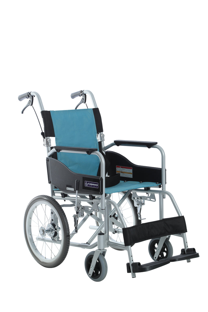 日本Kawamura SY系列闊座基礎型輪椅的肩胛骨位置的靠背管角度可以後傾，方便乘坐者驅動扶手圈，螺絲從側面固定且不會有零件突出，更加安全使用及更簡單更換配件，扶手圈可拆卸配件，更換簡單容易，輪椅使用寬腳踏板，腳踏板之間的間隙在2厘米之内，無需擔心腳部掉落，連動刹車結構減少刹車綫故障，管塞排水孔設計，清潔後容易乾燥 護板精選高强度樹脂，更加耐用，背墊設計方便更換，顔色選擇多，容易打理也可選擇60-70%的酒精消毒清潔，輪椅的可調節幅度大座高增高，大大提高乘坐者的舒適度，身形高大的人士也能乘坐，扶手高度增加，家人和護理員更方便推動，防傾桿加長，更加方便跨越梯級