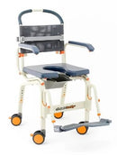 紐西蘭ShowerBuddy SB6C 基礎型沐浴椅適用於大部分座廁使用。具備活動扶手及腳踏，毋須工具便能安裝。採用耐腐蝕鋁框架( 6061 T6 級)、不銹鋼零件( 304 級)、輕巧設計，堅固耐用。