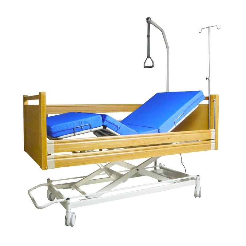 銀適電動三功能全護欄護理床套裝方便使用者可用遙控器自行調校床架升降，方便病人隨時坐起身活動，起背及抬腿功能，有助舒緩長期臥床的不適，減輕護理者的體力負擔，輕鬆照顧使用者，採用橡膠木製全護欄，附5吋腳輪（中央控制鎖制於床尾位置），附有4吋海棉床墊（符合BS7177-1996中危阻燃標準），配藍色牛津外套，附插入式鹽水架一支，附插入式扶手起身架一支，可配合床邊餐桌使用，床底可放置餐桌桌腳，使用丹麥LINAK摩打，升降方式： 設有遙控並全電動升降。