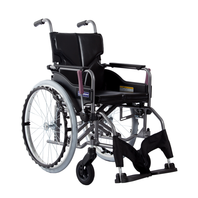 日本Kawamura Modern A style 標準型輪椅 (16/18吋座寬) 扶手容易抓握，操作簡單 毋須額外工具，即可輕鬆調校腳踏高度，煞車手把可延長 10 厘米，輕鬆煞車，車身輕巧，可在室內使用，腳踏及扶手可移動，特別適合需常需要轉移及過床的人士，可另配升降腳踏。扶手可向上掀，腳踏板可拆卸，方便腳部復康，可根據體型調校背墊鬆緊，減輕背部壓力，低地台設計，腳部容易踩到地面，適合身材較小的人士，小巧可摺疊，方便收納。