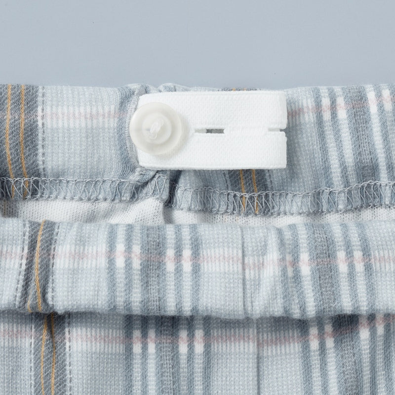 日本Gunze 春夏純棉及加大鈕扣睡衣套裝 (男裝)採用100% 純棉材質，質地良好且觸感柔軟，提供極佳的舒適性，針織材質富有彈性，厚度適中，適合多種季節穿著，褲子設有鬆緊帶，可調節腰部鬆緊度，增加穿著舒適性。