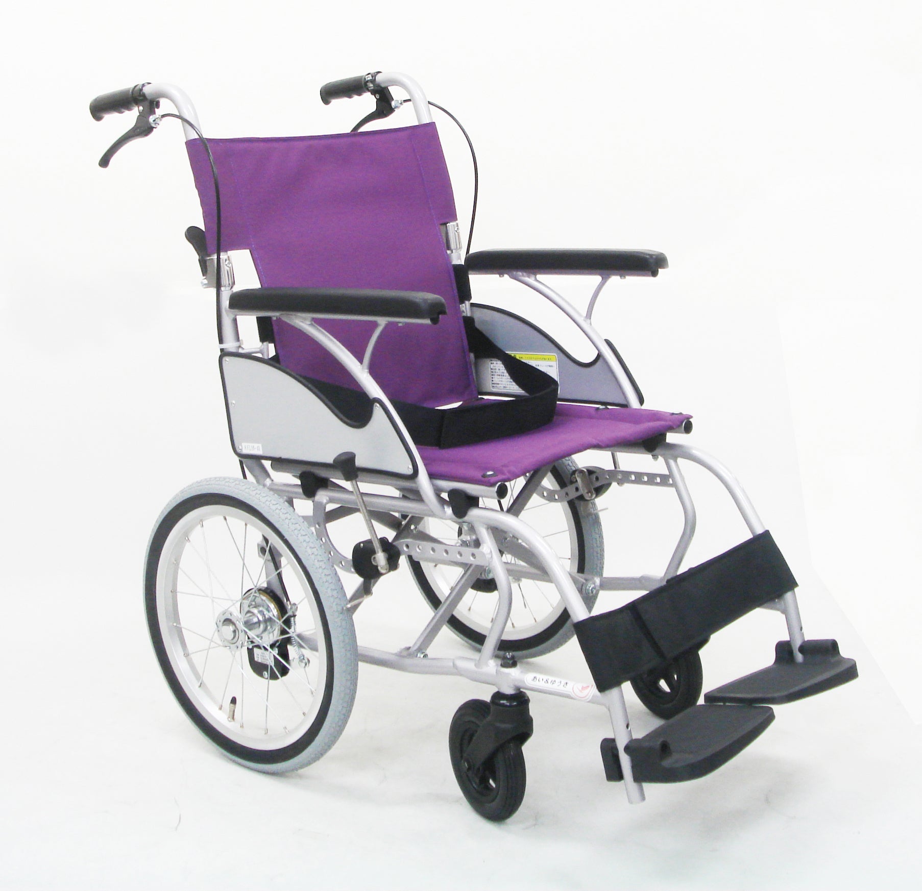 日本河村超輕型輪椅以小後輪設計，節省儲物空間，重量亦較輕，鋁合金支架，堅固耐用，手柄備煞車功能，推行者易於控制，方便在斜坡上行走，安全性高。
