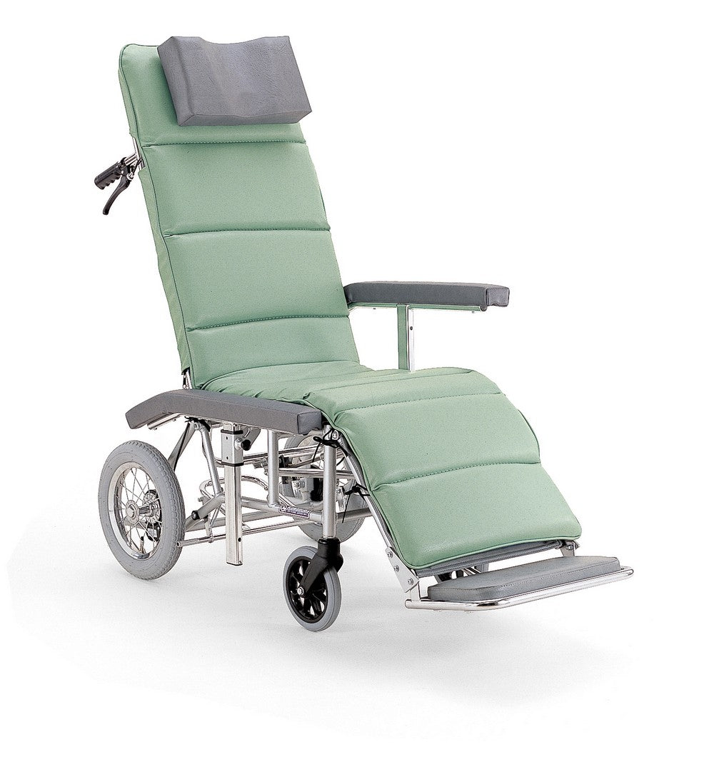 日本kawamura-rr60-躺仰型高背輪椅  日本河村 躺仰型高背輪椅座背角度可調校，可最多作162 度平躺，方便使用者休息，有助血液循環。手柄備抱閘式煞車功能，更有效煞車，推行者易於控制，方便在斜坡上行走，安全性高。附有頭墊，頭墊及扶手可調校高低，適合不同體型人士使用。