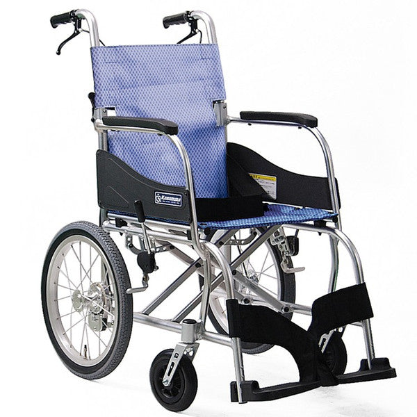 日本kawamura-kf-輕量型輪椅  日本河村 輕量型輪椅重量僅9.7公斤，輕巧耐用，便於搬運，操作方便，不僅耐用，也保持標準輪椅的硬度，安全安心。使用輕量型後輪和鋁製護理煞車，輪椅後方的零件總重量大約做到20%輕量化，抓住扶手中央抬起時，可做到前後平衡。搬上車時不容易碰擦車體。
