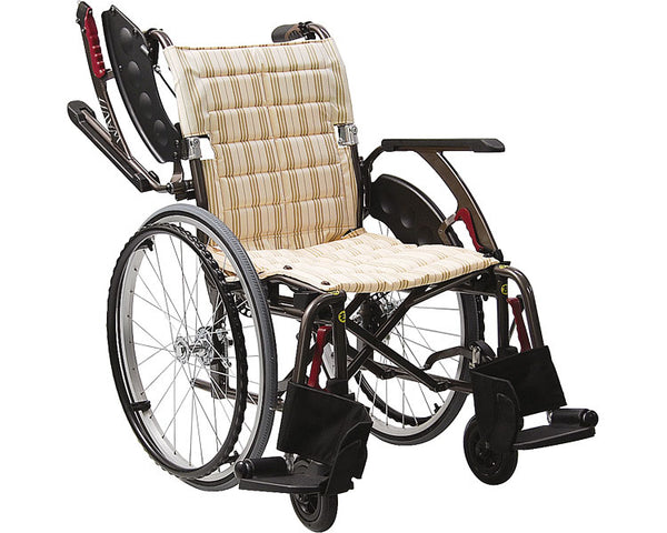 日本kawamura-wap-曲線車架多功能輪椅  日本河村 曲線車架多功能型輪椅採用曲線型車架，長時間乘坐也不易疲勞，更可以防止向前滑動。配合上掀式活動扶手，方便移乘及鋁合金物料車架，堅固輕量。採用鼓式煞車，提供有效、安全的煞車。配備活動式扶手，容易抓握及符合不同需要。輪椅可以摺疊，方便攜帶。腳踏亦可拆卸，以節省空間。