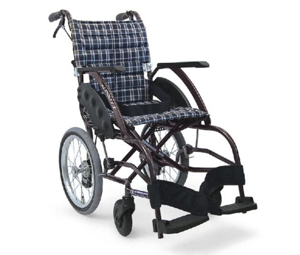 日本kawamura-wa-曲線車架標準輪椅  日本河村 曲線車架標準型輪椅具備超輕航空鋁合金支架，堅固耐用。獨特的曲線車架，使用家更舒適。手柄備煞車功能，推行者容易控制，方便在斜坡上行走，安全性高，閘式煞車（環保煞）能提供有效安全煞車。