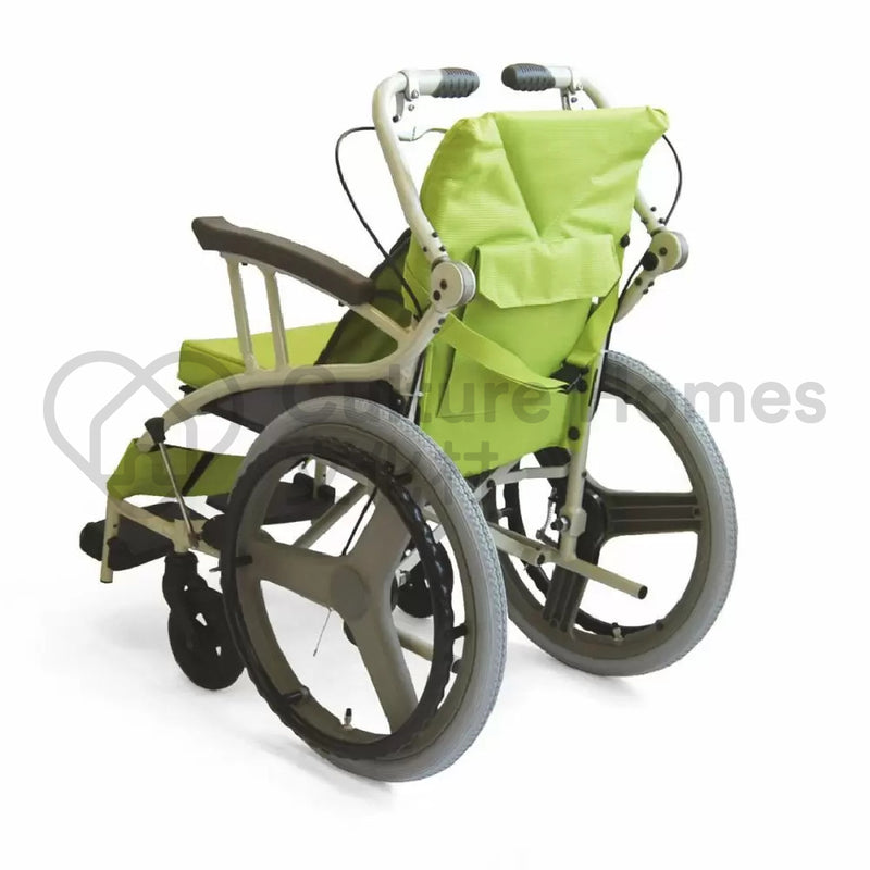 日本Kawamura AY18 三用步行器兼輪椅集自走、護理用、助行器於一身。具一按式操作，扶手位置可前後轉換。附防滑坐墊，防止臀部向前移位，柔軟地包裹住身體，保持坐姿。一輪椅可三用：自走、護理用、助行器。便攜式，方便於室內使用。附有多項標準配備。一按式操作，扶手位置可前後轉換。鼓式煞車（鋁製），可靠安全。摺疊容易，方便收納。扶手形狀容易讓患者支撐站立。附防滑坐墊，防止臀部向前移位，柔軟地包裹住身體，保持坐姿。附有專用置物袋，可置於座面上或掛在後方，便於攜帶貼身設計