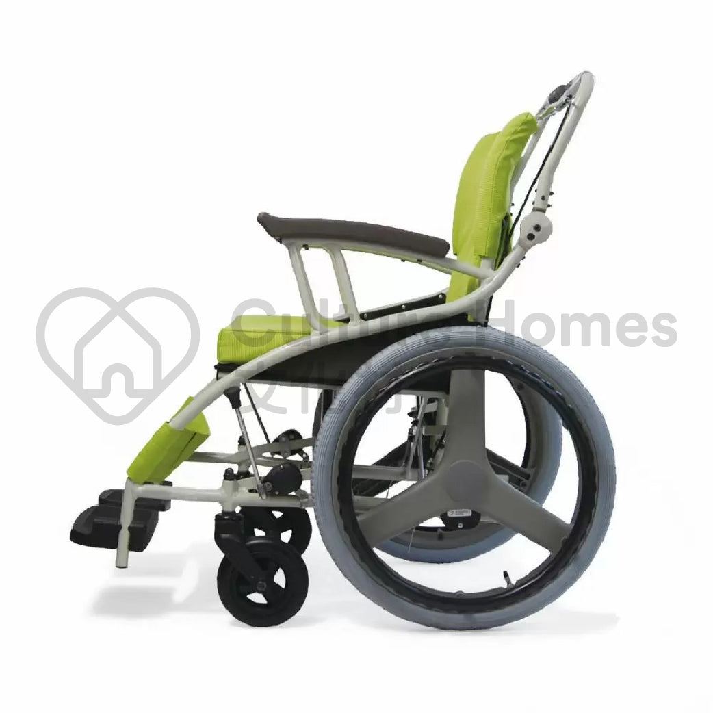 日本Kawamura AY18 三用步行器兼輪椅集自走、護理用、助行器於一身。具一按式操作，扶手位置可前後轉換。附防滑坐墊，防止臀部向前移位，柔軟地包裹住身體，保持坐姿。一輪椅可三用：自走、護理用、助行器。便攜式，方便於室內使用。附有多項標準配備。一按式操作，扶手位置可前後轉換。鼓式煞車（鋁製），可靠安全。摺疊容易，方便收納。扶手形狀容易讓患者支撐站立。附防滑坐墊，防止臀部向前移位，柔軟地包裹住身體，保持坐姿。附有專用置物袋，可置於座面上或掛在後方，便於攜帶貼身設計