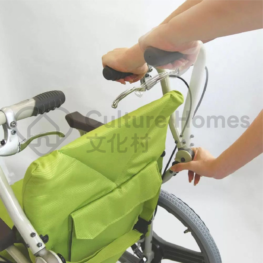 日本Kawamura AY18 三用步行器兼輪椅集自走、護理用、助行器於一身。具一按式操作，扶手位置可前後轉換。附防滑坐墊，防止臀部向前移位，柔軟地包裹住身體，保持坐姿。一輪椅可三用：自走、護理用、助行器。便攜式，方便於室內使用。附有多項標準配備。一按式操作，扶手位置可前後轉換。鼓式煞車（鋁製），可靠安全。摺疊容易，方便收納。扶手形狀容易讓患者支撐站立。附防滑坐墊，防止臀部向前移位，柔軟地包裹住身體，保持坐姿。附有專用置物袋，可置於座面上或掛在後方，便於攜帶貼身設計