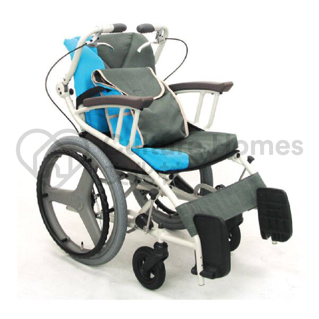 日本Kawamura AY18 三用步行器兼輪椅集自走、護理用、助行器於一身。具一按式操作，扶手位置可前後轉換。附防滑坐墊，防止臀部向前移位，柔軟地包裹住身體，保持坐姿。一輪椅可三用：自走、護理用、助行器。便攜式，方便於室內使用。附有多項標準配備。一按式操作，扶手位置可前後轉換。鼓式煞車（鋁製），可靠安全。摺疊容易，方便收納。扶手形狀容易讓患者支撐站立。附防滑坐墊，防止臀部向前移位，柔軟地包裹住身體，保持坐姿。附有專用置物袋，可置於座面上或掛在後方，便於攜帶貼身設計