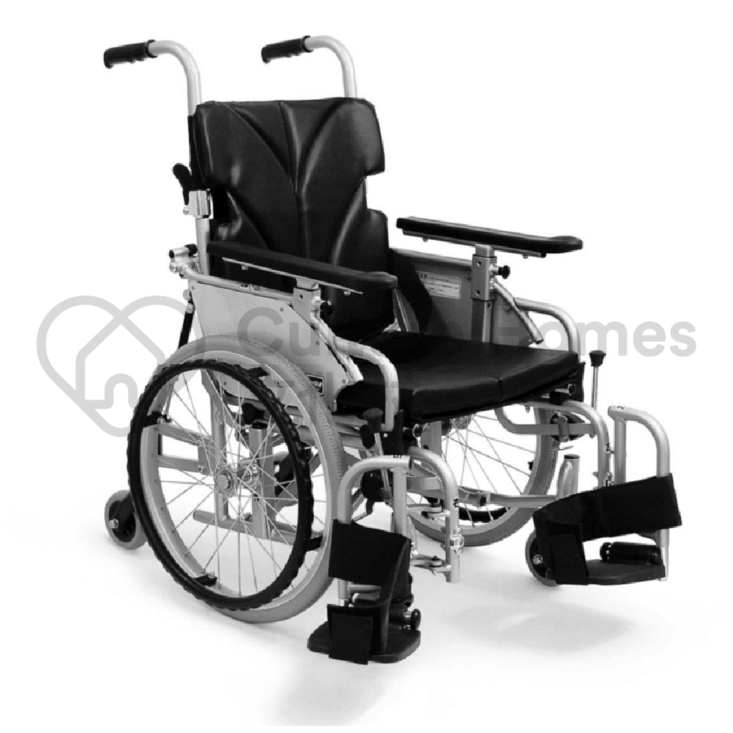 日本kawamura-kak-室內用六輪輪椅-1  日本河村 室內用六輪輪椅靈活性高，安定性與行走性優越。旋轉中心在輪椅全長中心，使旋轉半徑達到最小。特設超低座面，可簡單用腳控制。附腳後跟帶，防止後滑，更加安全。