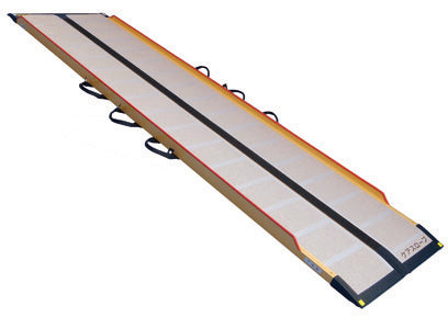 日本 CARE-MEDICS便攜式輪椅斜板寬度僅70 厘米，對應狹窄路面的設計，四邊均設有熒光帶和反光帶貼，在黑暗的地方或雨天使用時，都可以輕易辨；邊位特別加高，確保輪椅不會因偏離道路而產生危險