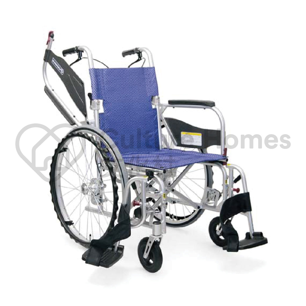 日本kawamura-kf-輕量型輪椅  日本河村 輕量型輪椅重量僅9.7公斤，輕巧耐用，便於搬運，操作方便，不僅耐用，也保持標準輪椅的硬度，安全安心。使用輕量型後輪和鋁製護理煞車，輪椅後方的零件總重量大約做到20%輕量化，抓住扶手中央抬起時，可做到前後平衡。搬上車時不容易碰擦車體。