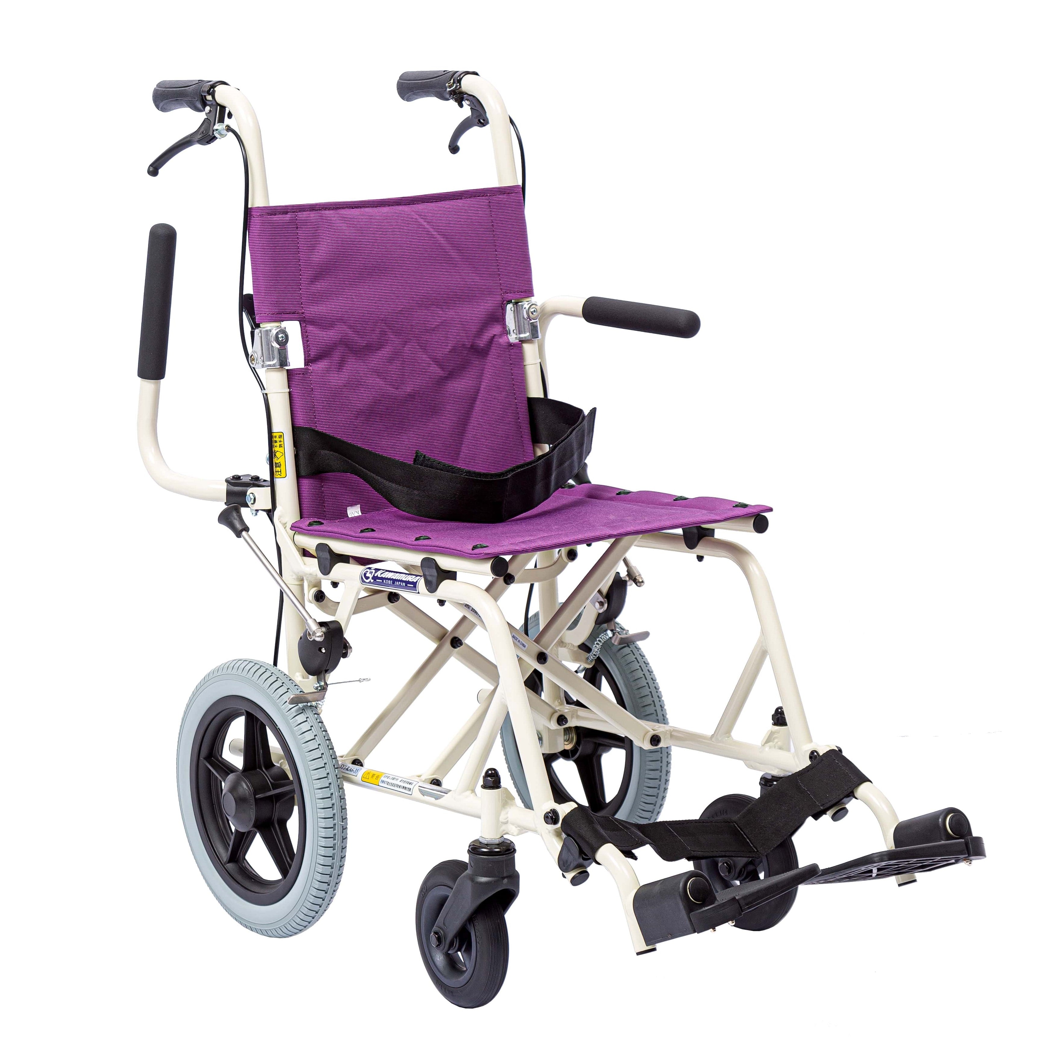 日本Kawamura KA6 便攜式輪椅體型小，可輕鬆在狹窄場所行走。12" 小後輪設計，輕盈而且方便收藏，特闊座基旅行輪椅，行走時更穩定及安全;靠背亦可摺疊，摺合後可推行，方便搬運。超輕航空鋁合金支架，堅固耐用。