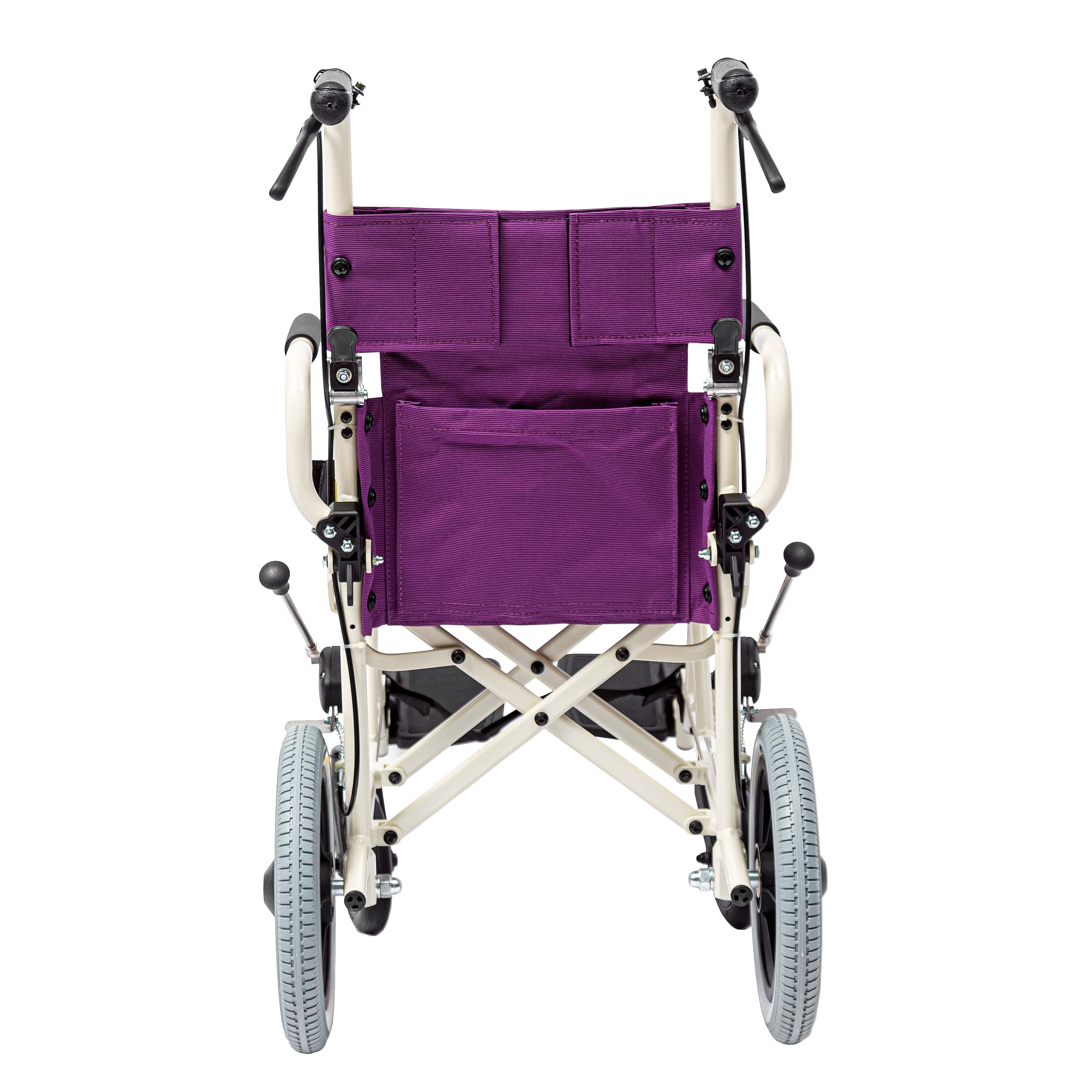 日本Kawamura KA6 便攜式輪椅體型小，可輕鬆在狹窄場所行走。12" 小後輪設計，輕盈而且方便收藏，特闊座基旅行輪椅，行走時更穩定及安全;靠背亦可摺疊，摺合後可推行，方便搬運。超輕航空鋁合金支架，堅固耐用。