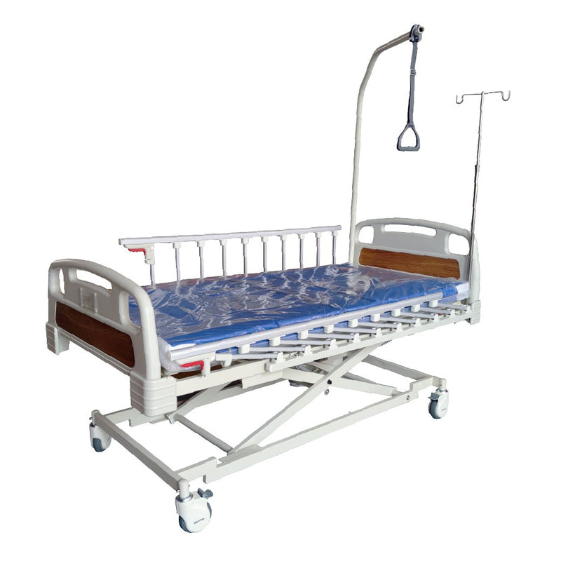三功能醫療床，床頭尾膠板設計，連3吋阻燃床墊，使用者可用遙控器自行調校床架升降，方便病人隨時坐起身活動。設起背及抬腿功能，有助舒緩長期臥床的不適。減省護理者的體力負擔，輕鬆照顧使用者。附可摺疊式鋁合金床欄一對、5吋帶煞腳輪4個、阻燃3吋海棉床墊（符合BS7177-1996中危阻燃標準），配藍色牛津外套、插入式鹽水架一支及插入式扶手起身架一支。