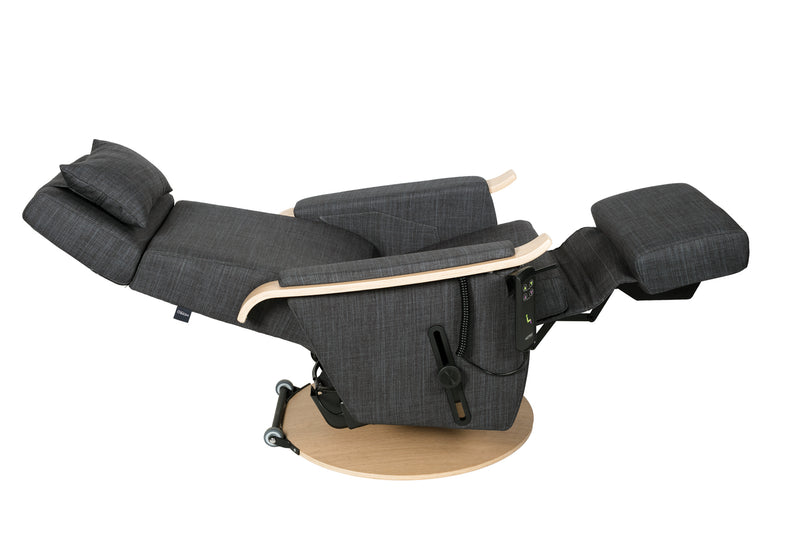 挪威 Hepro Arctic 17 高背椅可改善座姿，增加承托力，減輕身體壓力。亦可作個人化配置，加設不同配件。 電動控制，協助用家站立。設USB 充電口， 使用電子產品時更方便。控制旋轉手柄在扶手下方、遙控附圖示，更易使用、可配備減壓座墊、布料連接座位和腳部，避免夾傷小腿、座位及頸枕套， 容易拆除清洗及可按個人需要選擇頭部支撐: 頭托/ 頭枕。