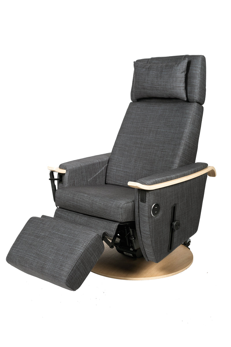 挪威 Hepro Arctic 17 高背椅可改善座姿，增加承托力，減輕身體壓力。亦可作個人化配置，加設不同配件。 電動控制，協助用家站立。設USB 充電口， 使用電子產品時更方便。控制旋轉手柄在扶手下方、遙控附圖示，更易使用、可配備減壓座墊、布料連接座位和腳部，避免夾傷小腿、座位及頸枕套， 容易拆除清洗及可按個人需要選擇頭部支撐: 頭托/ 頭枕。