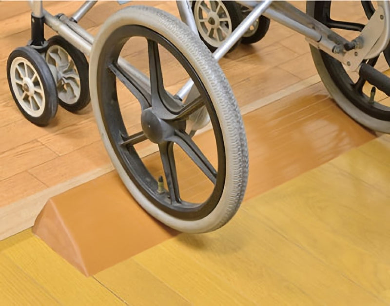 日本mazroc輪椅用門檻斜板  放置在門檻邊緣，輔助輪椅順暢駛過家居台階及門檻。防滑材質，附有粘貼緩衝雙面膠帶，可固定斜板，確保安全使用。可直接裁短斜板，配合不同門框的闊度，設有2款高度選擇，適合不同高度的台階/門檻使用。
