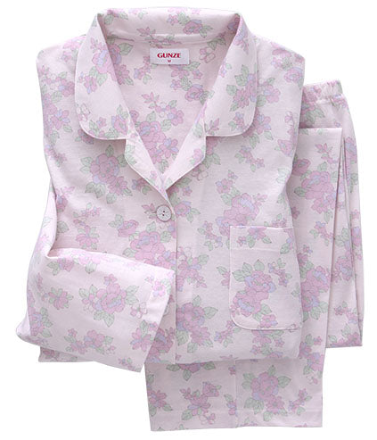 日本Gunze春夏保濕加工睡衣採用獨創保濕技術，不刺激皮膚，減低皮膚乾癢不適，適合春夏穿著，擁有紫色花紋時尚花紋，美觀大方的睡衣套裝。