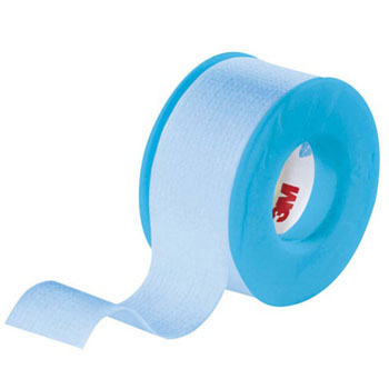 3M 溫和剝離矽膠布，撕除時不傷害皮膚，適用於傷口護理 。膠布容易橫撕、直撕，不需切台，方便環保，柔和藍色設計，便於臨床醫療人員和患者識別，獨特透氣孔，提供超高透氣度 。