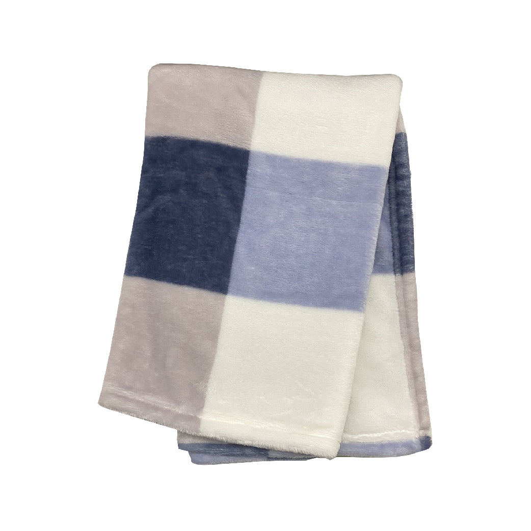 Cherry 輕巧舒適毛毯尺寸輕巧薄身，方便攜帶，適合夏天於冷氣場所內，蓋於背上或膝蓋保暖，可配合坐輪椅或高背椅使用，觸感柔滑舒適，睡眠良伴，絨毛柔滑舒適，絲滑柔光，質地細膩，手感柔軟，保暖四季適用。