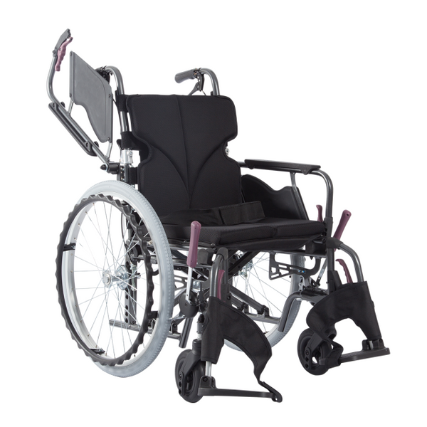 日本Kawamura Modern B style 標準型輪椅 (16/18吋座寬) 扶手容易抓握，操作簡單 毋須額外工具，即可輕鬆調校腳踏高度，煞車手把可延長 10 厘米，輕鬆煞車，車身輕巧，可在室內使用，腳踏及扶手可移動，特別適合需常需要轉移及過床的人士，可另配升降腳踏。扶手可向上掀，腳踏板可拆卸，方便腳部復康，可根據體型調校背墊鬆緊，減輕背部壓力，低地台設計，腳部容易踩到地面，適合身材較小的人士，小巧可摺疊，方便收納。