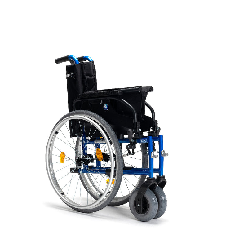 比利時Vermeiren D200-V輪椅曷輕便實用的多功能輪椅，現代化的藍色輪椅框架配合多款個人化設置，只需幾秒鐘即可摺合，扶手、腳踏和輪子可拆卸，把手可調校高度，鼓式剎車，背墊設有5 條魔術貼，鬆緊度可調節，可根據使用者的不同情況而調整，以保持合適的座姿，扶手可調高度及深度，讓使用者自由選擇舒適手肘擺位，扶手可拆卸，設計方便過床及轉換椅子，腳踏高度可調節，適合不同身高人士使用，腳踏板可調節角度，座椅傾斜度可調節，滿足不同使用者的需求，後輪設有快速安裝設計，方便於拆卸輪子。